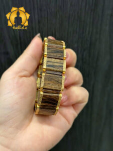 Lách trầm hương tự nhiên mặt bì dầu bọc khoen vàng 18k