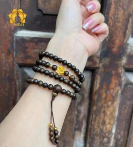 Vòng trầm hương 108 hạt Indo mix charm vàng